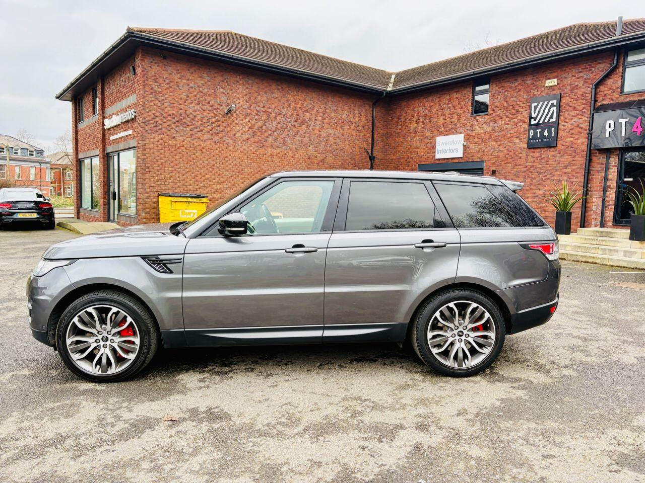 
                                                Voiture
                                                 Land Rover Range Rover Sport 3.0 SD V6 HSE SUV 5dr Diesel Auto 4WD Euro 5 (s/s) (292 ps) MOT 9/26 FSH ULEZ 112K ONLY