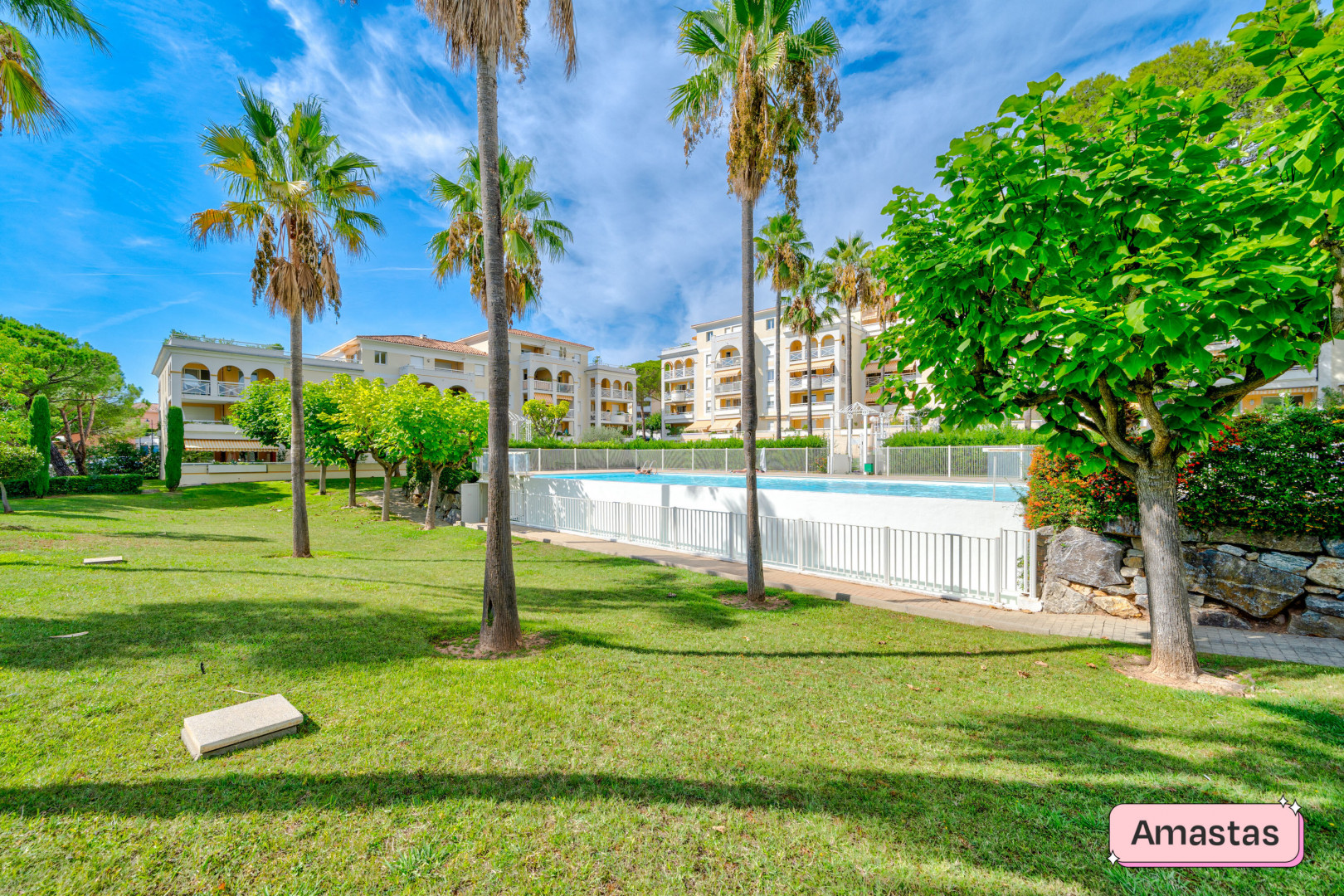 
                                                Location
                                                 Le Cannet 06110 - Magnifique studio avec 2 balcons et piscine résidentielle