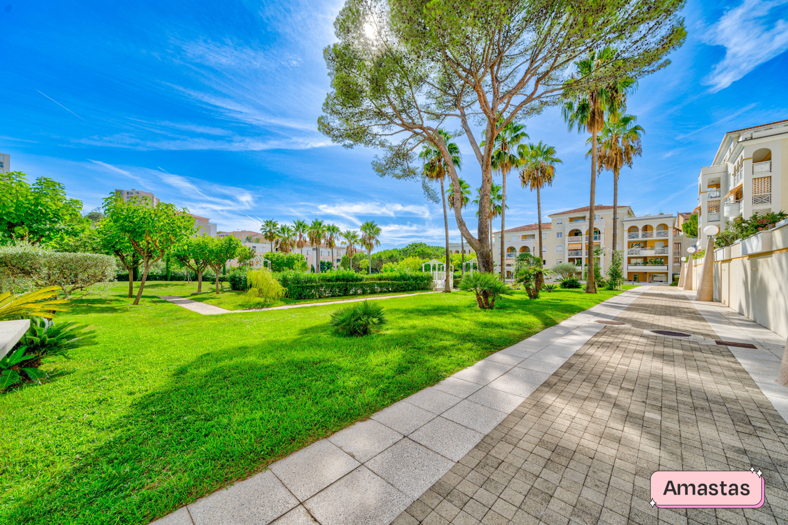 
                                                Location
                                                 Le Cannet 06110 - Magnifique studio avec 2 balcons et piscine résidentielle