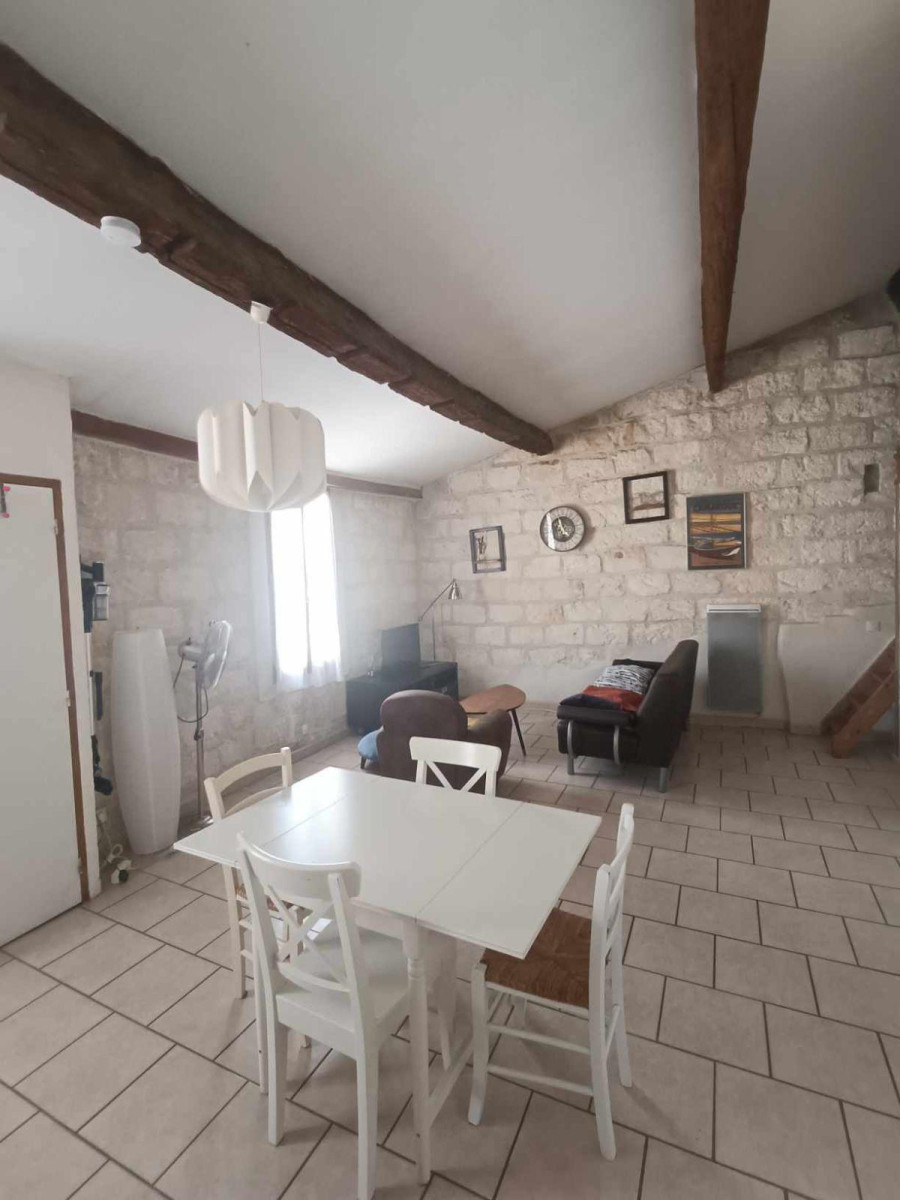 
                                                Location
                                                 Le charme de l'ancien.