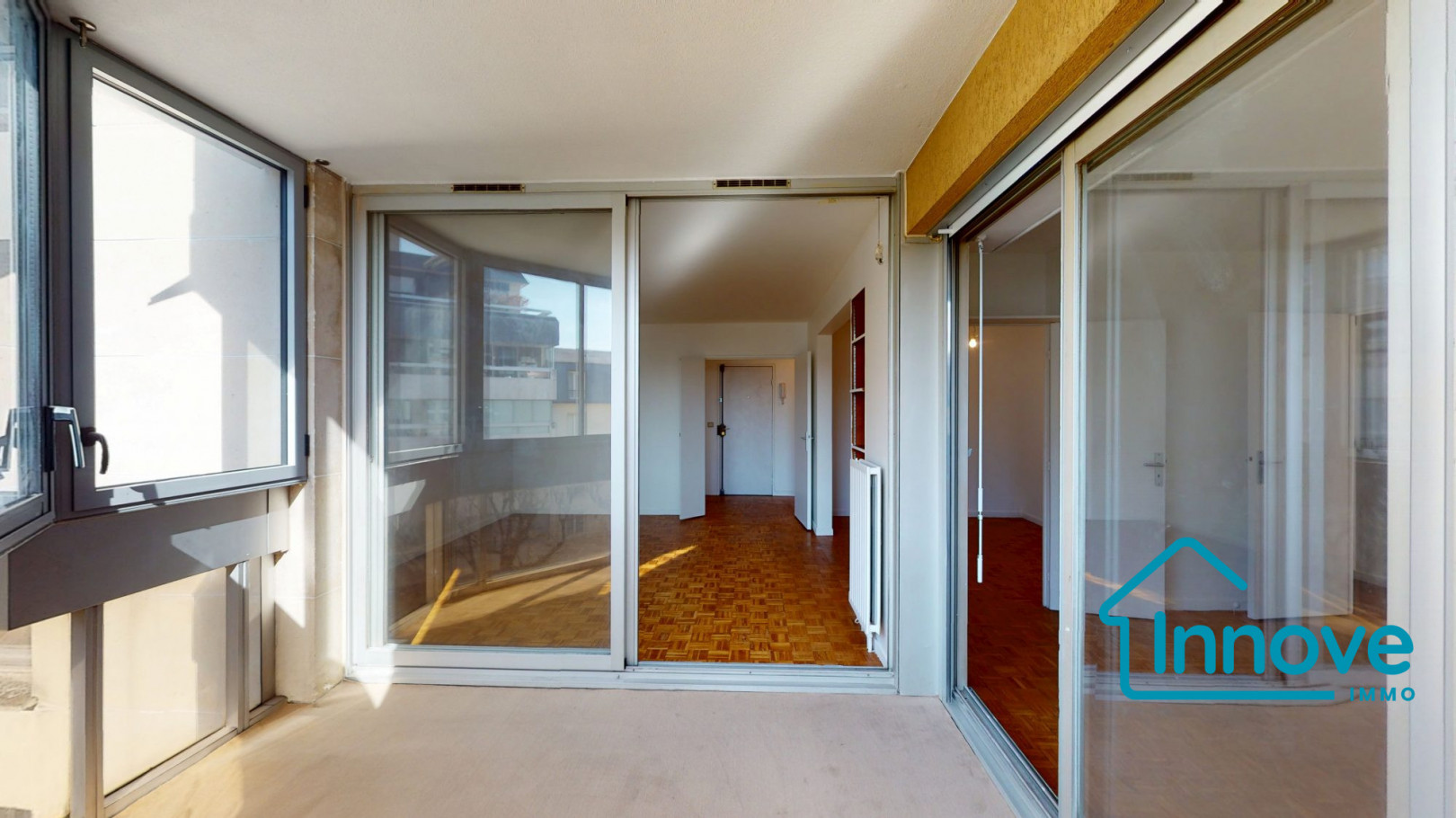 
                                                Location
                                                 Le Chesnay, limite Versailles, lumineux T5 avec loggia