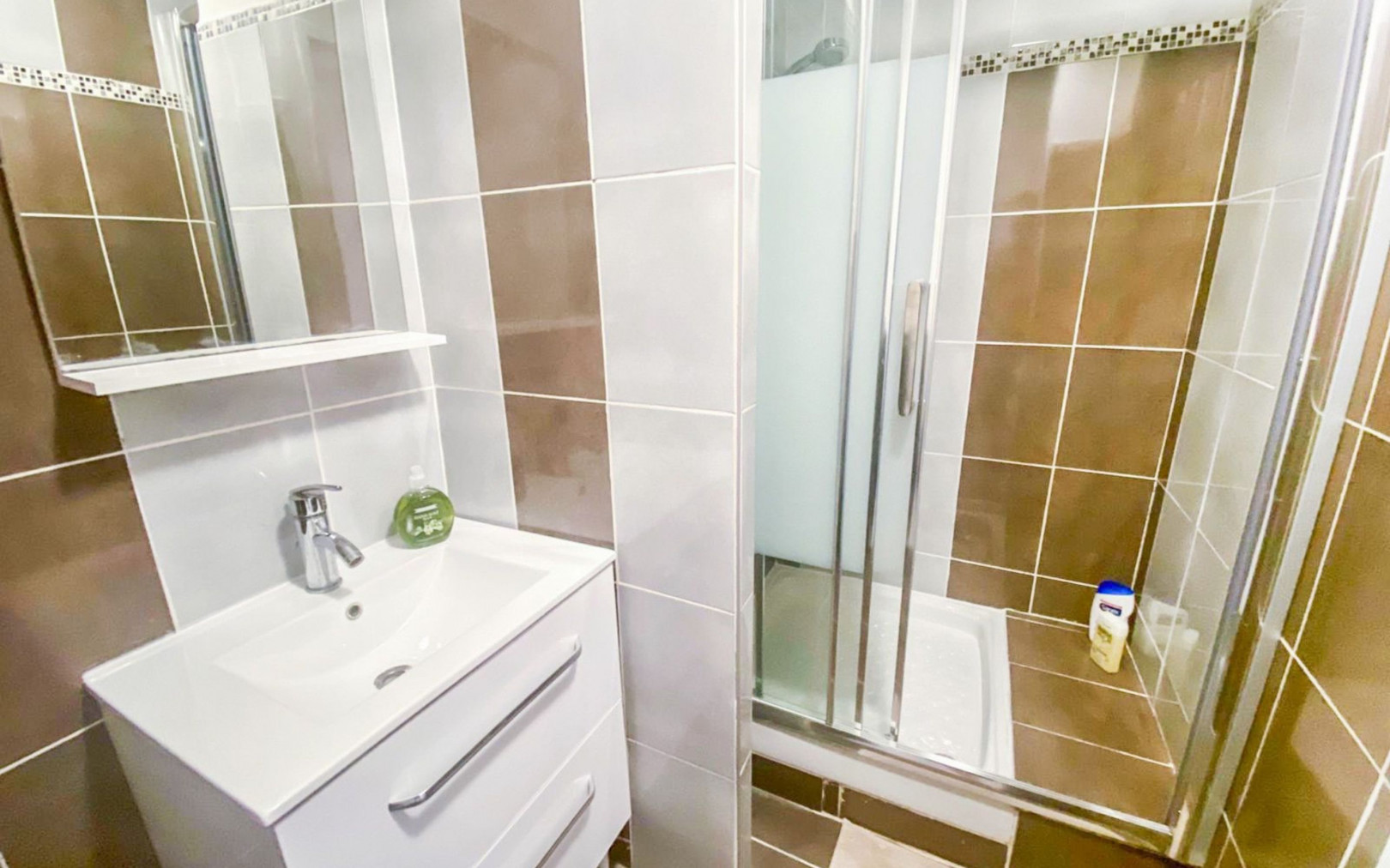 
                                                Location
                                                 'Le Cocon' Joli duplex 5mn du Vieux Port (loyer tout inclus)