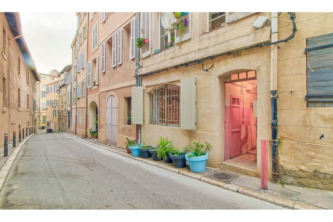 
                                                Location
                                                 Le Poirier