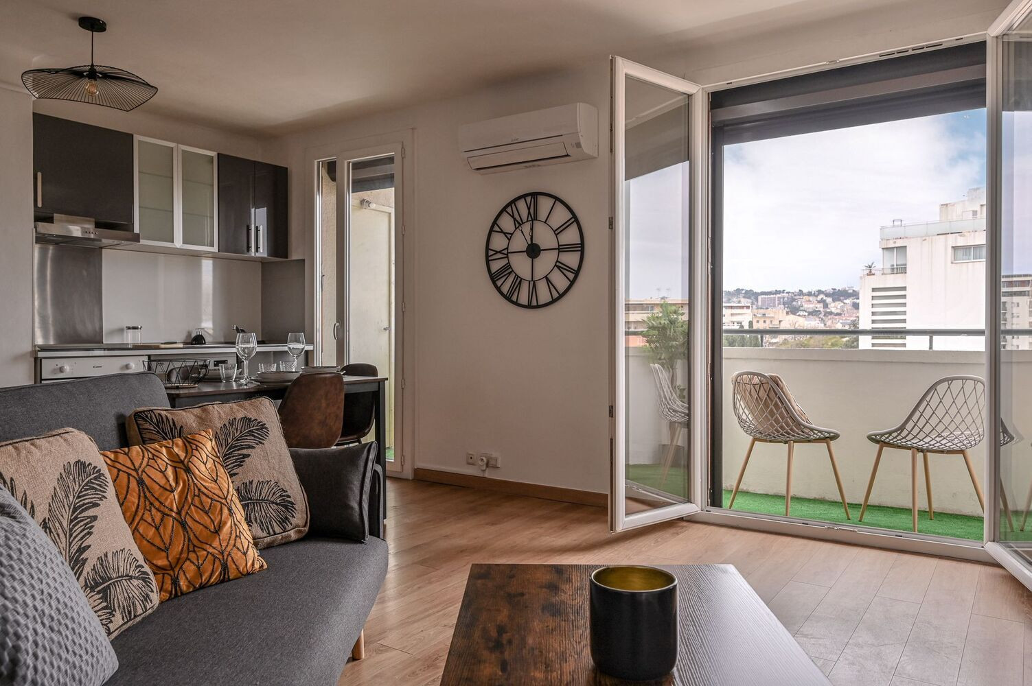 
                                                Location
                                                 Le Rabateau