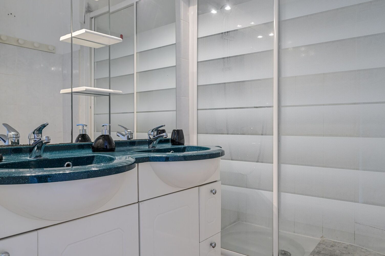 
                                                Location
                                                 Le Rabateau