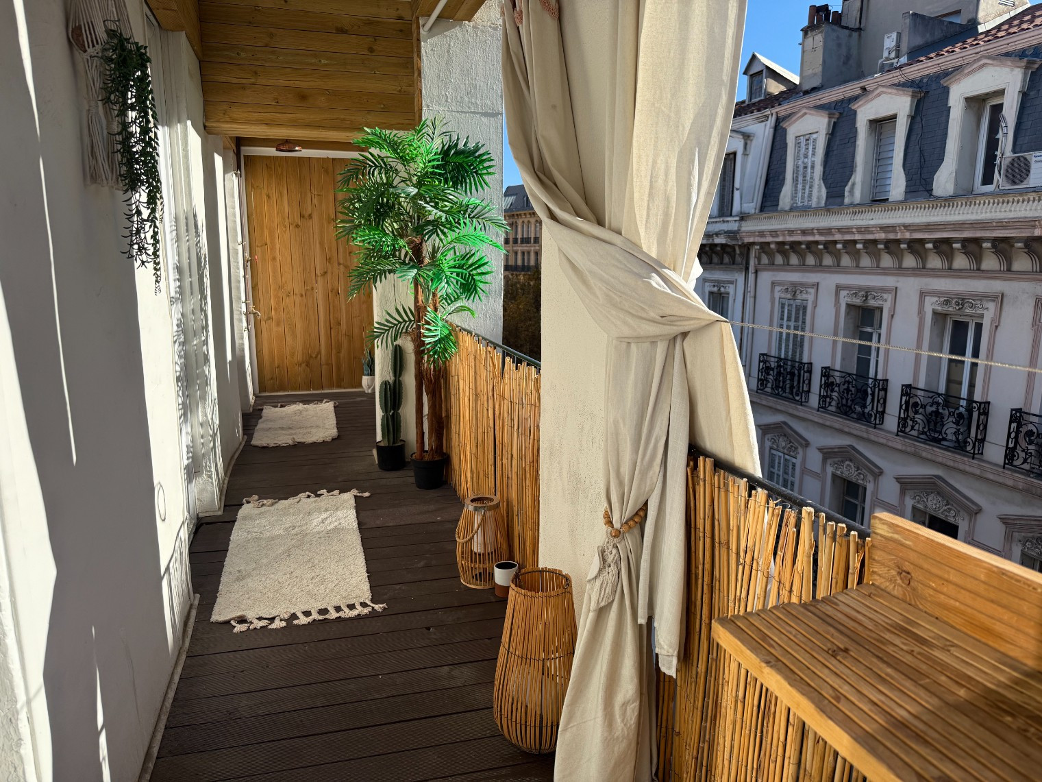 
                                                Location
                                                 Le Scotto*