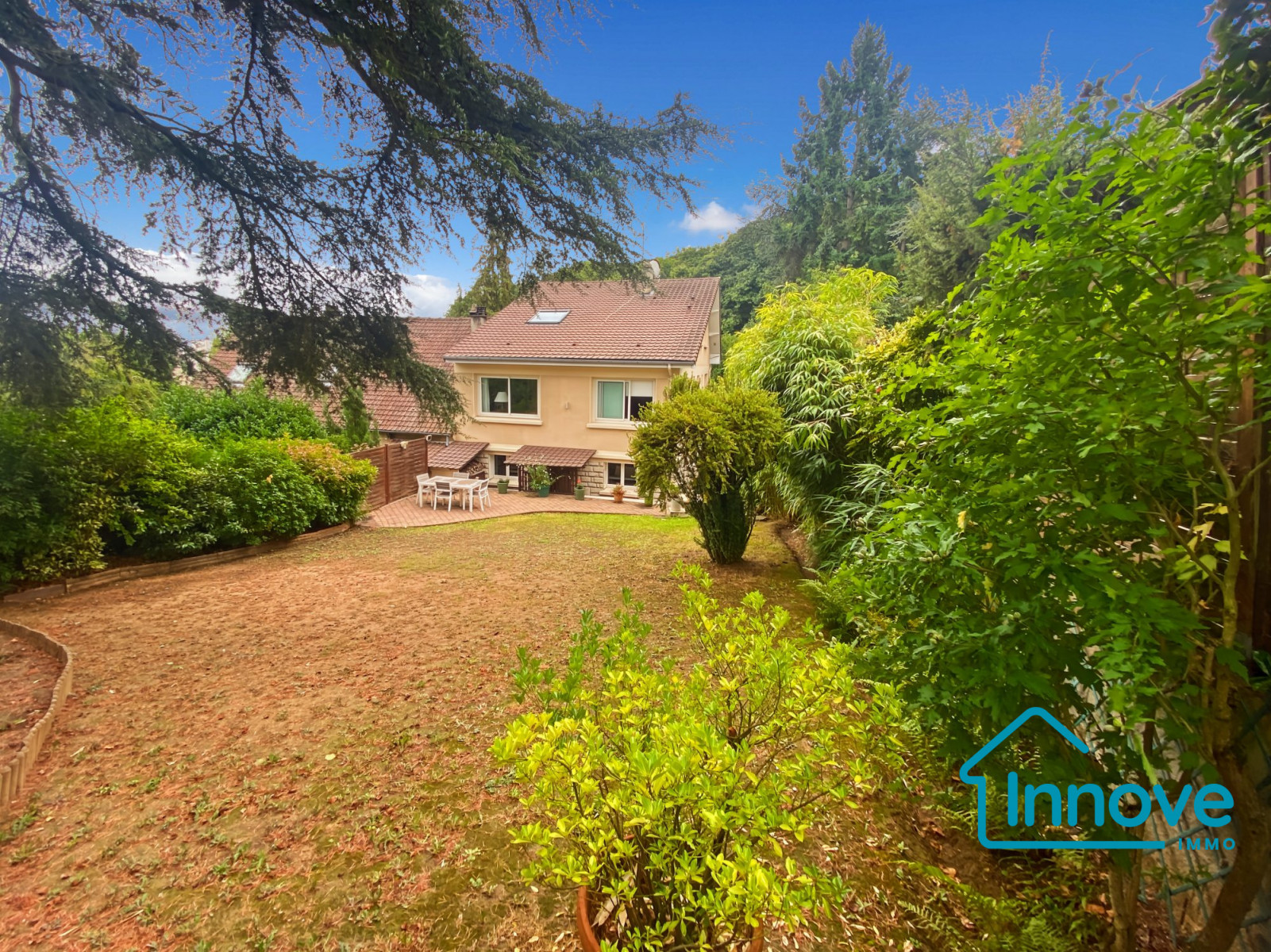 
                                                Vente
                                                 Le village - Maison 8 pièces- 5 chambres