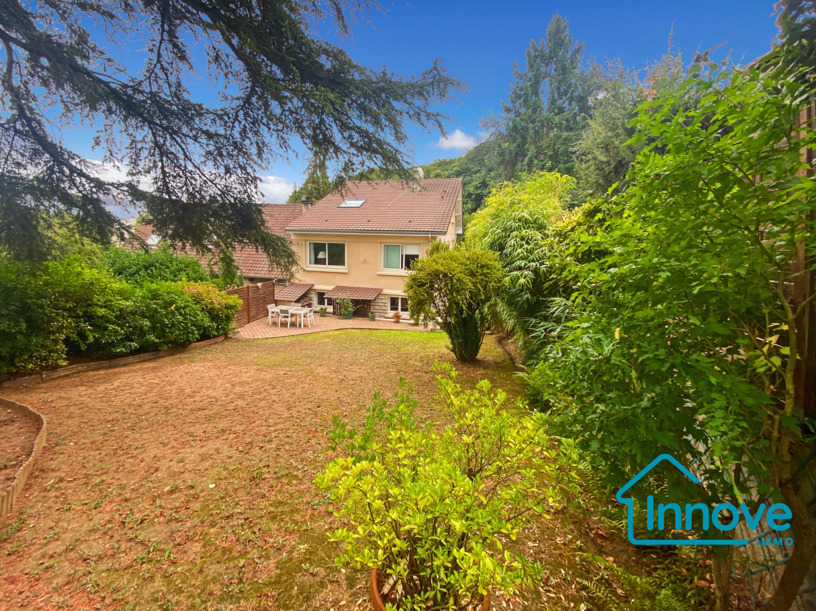 
                                                Vente
                                                 Le village - Maison 8 pièces- 5 chambres