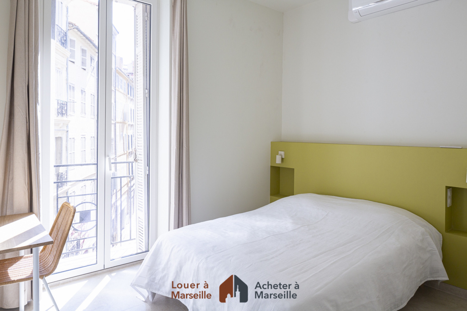 
                                                Location
                                                 L'Empereur
