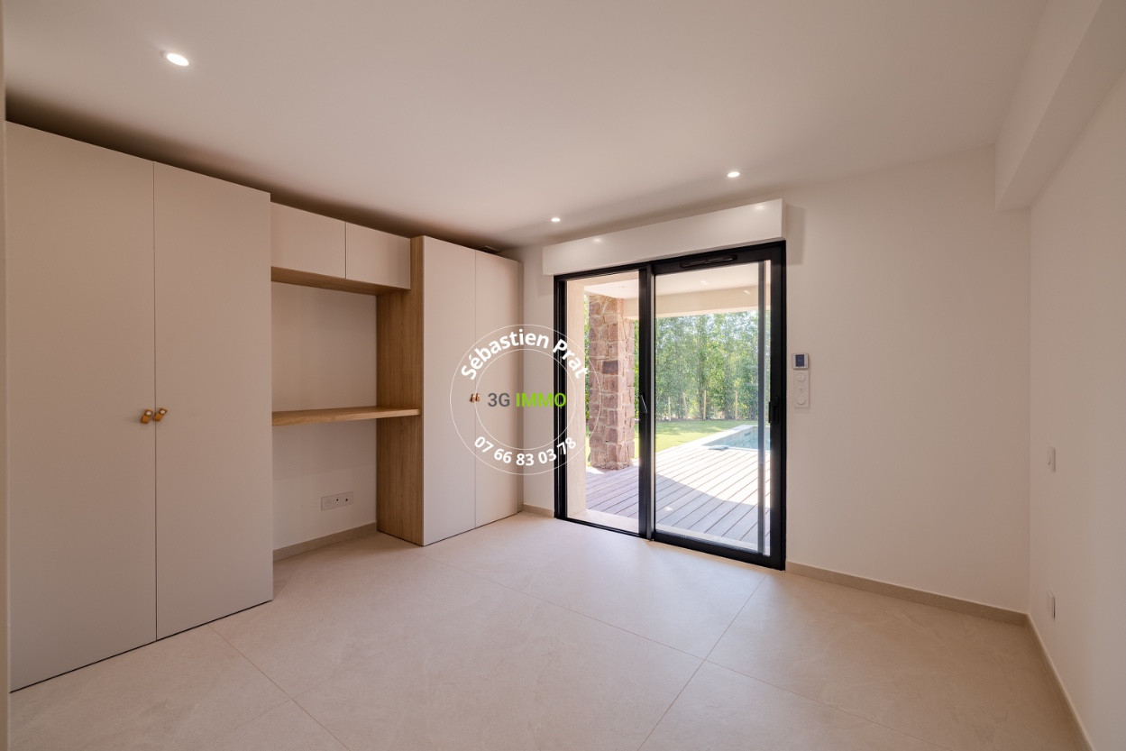 
                                                Vente
                                                 LES ISSAMBRES (VAR) - VILLA NEUVE AVEC VUE MER