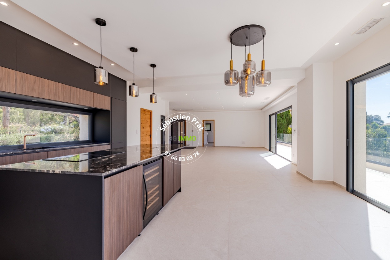 
                                                Vente
                                                 LES ISSAMBRES (VAR) - VILLA NEUVE AVEC VUE MER