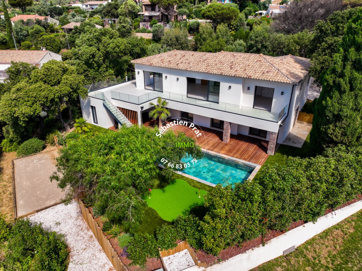 
                                                Vente
                                                 LES ISSAMBRES (VAR) - VILLA NEUVE AVEC VUE MER