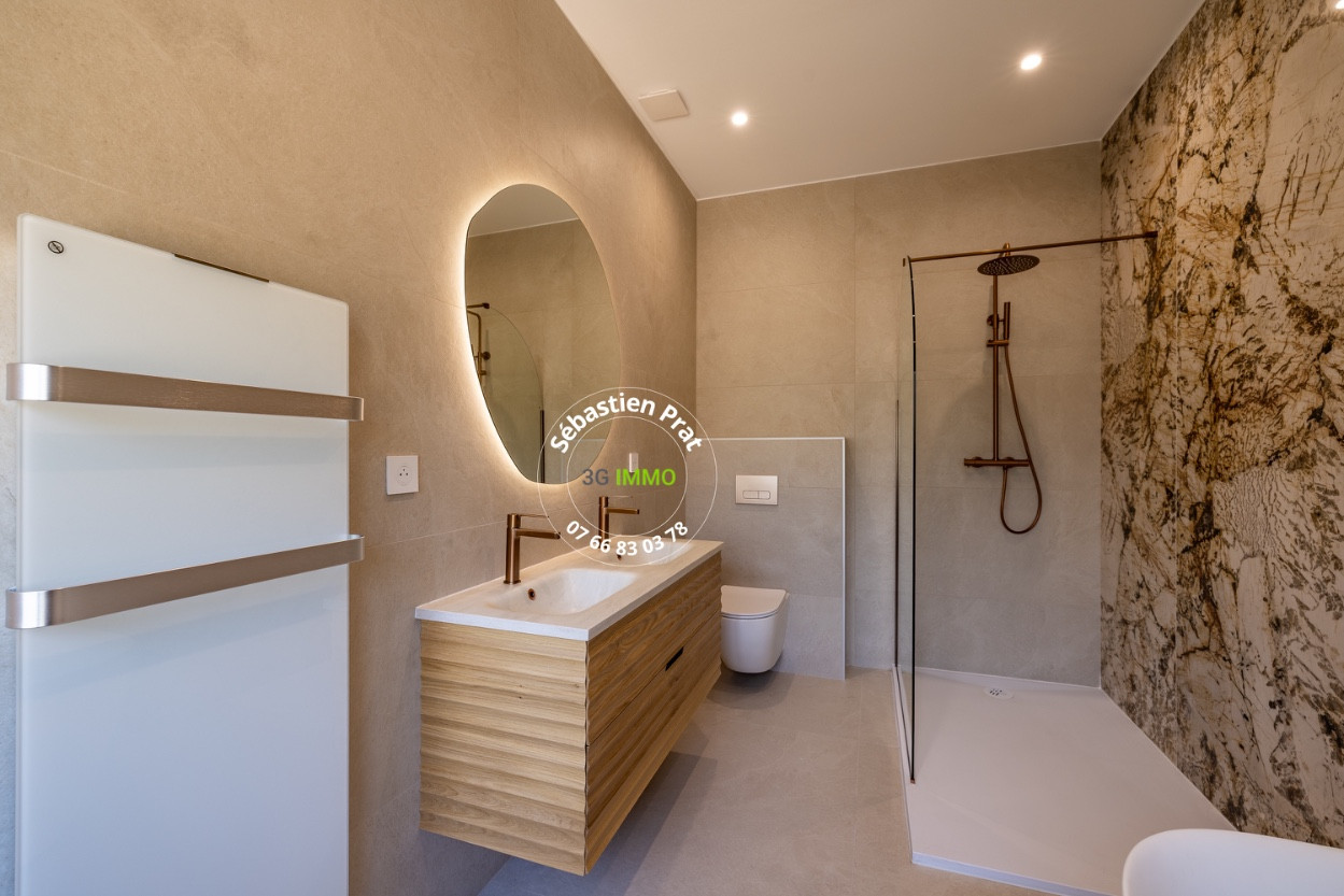 
                                                Vente
                                                 LES ISSAMBRES (VAR) - VILLA NEUVE AVEC VUE MER