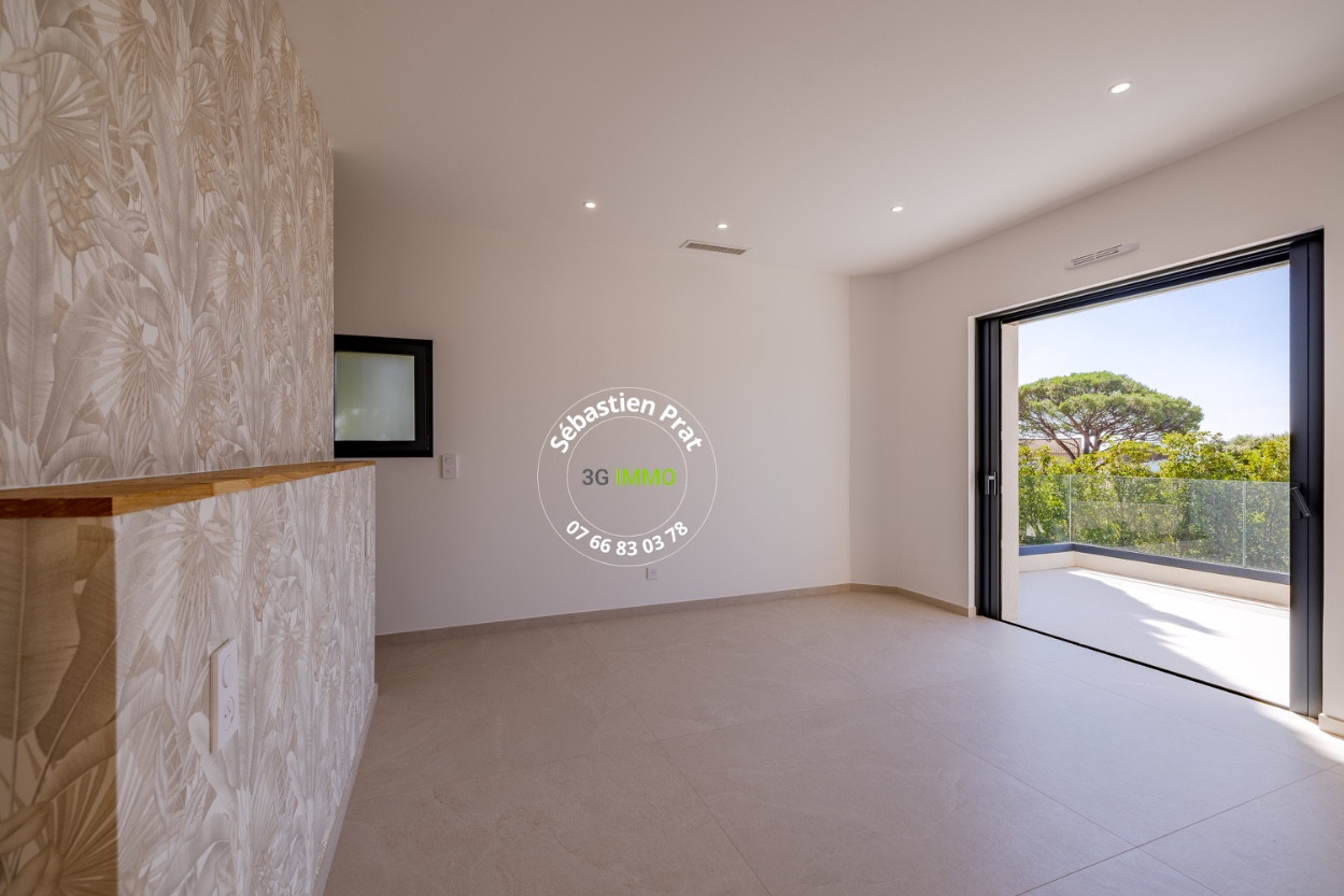 
                                                Vente
                                                 LES ISSAMBRES (VAR) - VILLA NEUVE AVEC VUE MER