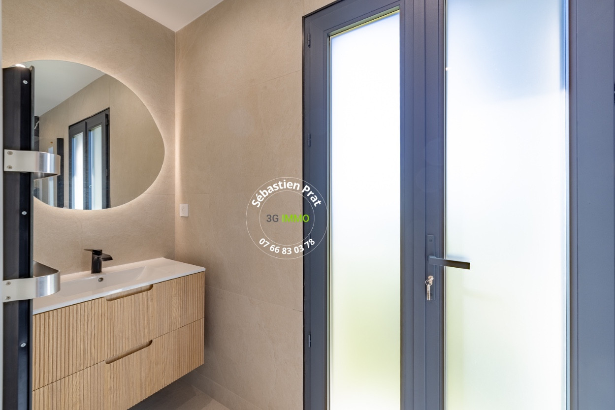 
                                                Vente
                                                 LES ISSAMBRES (VAR) - VILLA NEUVE AVEC VUE MER