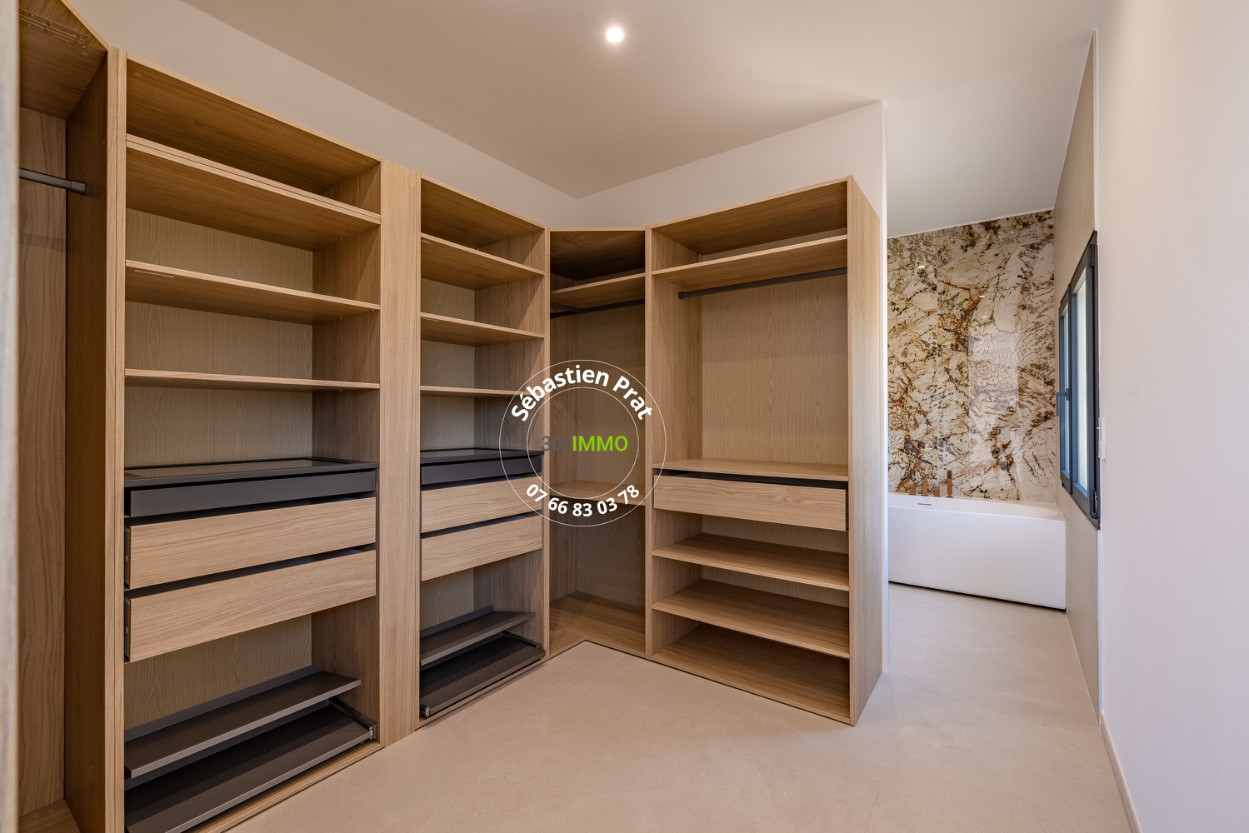 
                                                Vente
                                                 LES ISSAMBRES (VAR) - VILLA NEUVE AVEC VUE MER