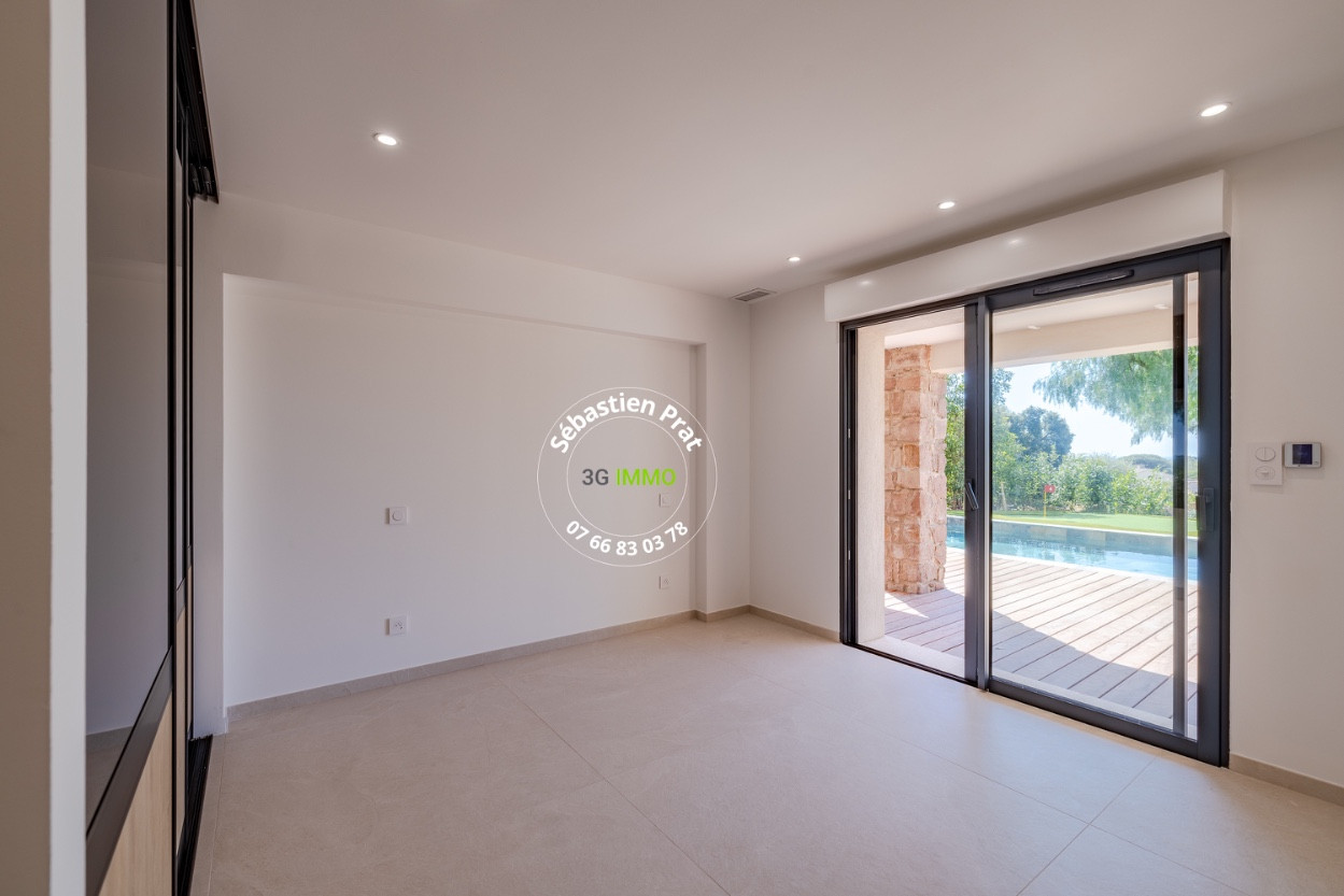
                                                Vente
                                                 LES ISSAMBRES (VAR) - VILLA NEUVE AVEC VUE MER