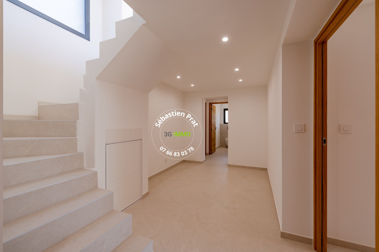 
                                                Vente
                                                 LES ISSAMBRES (VAR) - VILLA NEUVE AVEC VUE MER