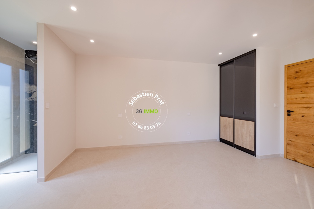 
                                                Vente
                                                 LES ISSAMBRES (VAR) - VILLA NEUVE AVEC VUE MER