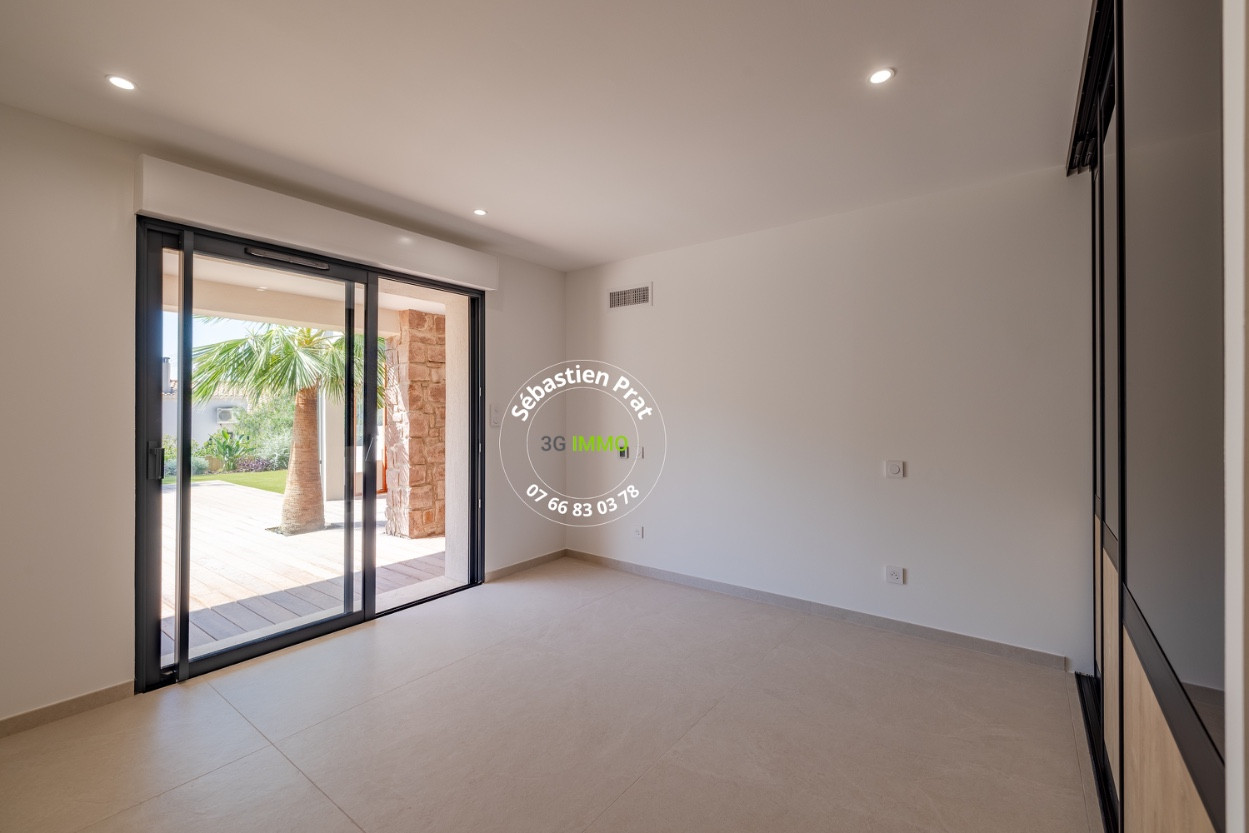 
                                                Vente
                                                 LES ISSAMBRES (VAR) - VILLA NEUVE AVEC VUE MER
