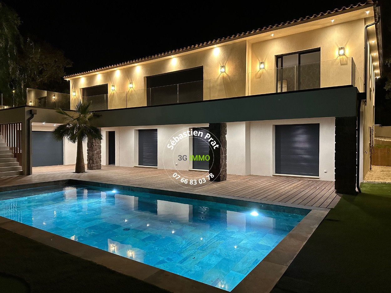 
                                                Vente
                                                 LES ISSAMBRES (VAR) - VILLA NEUVE AVEC VUE MER