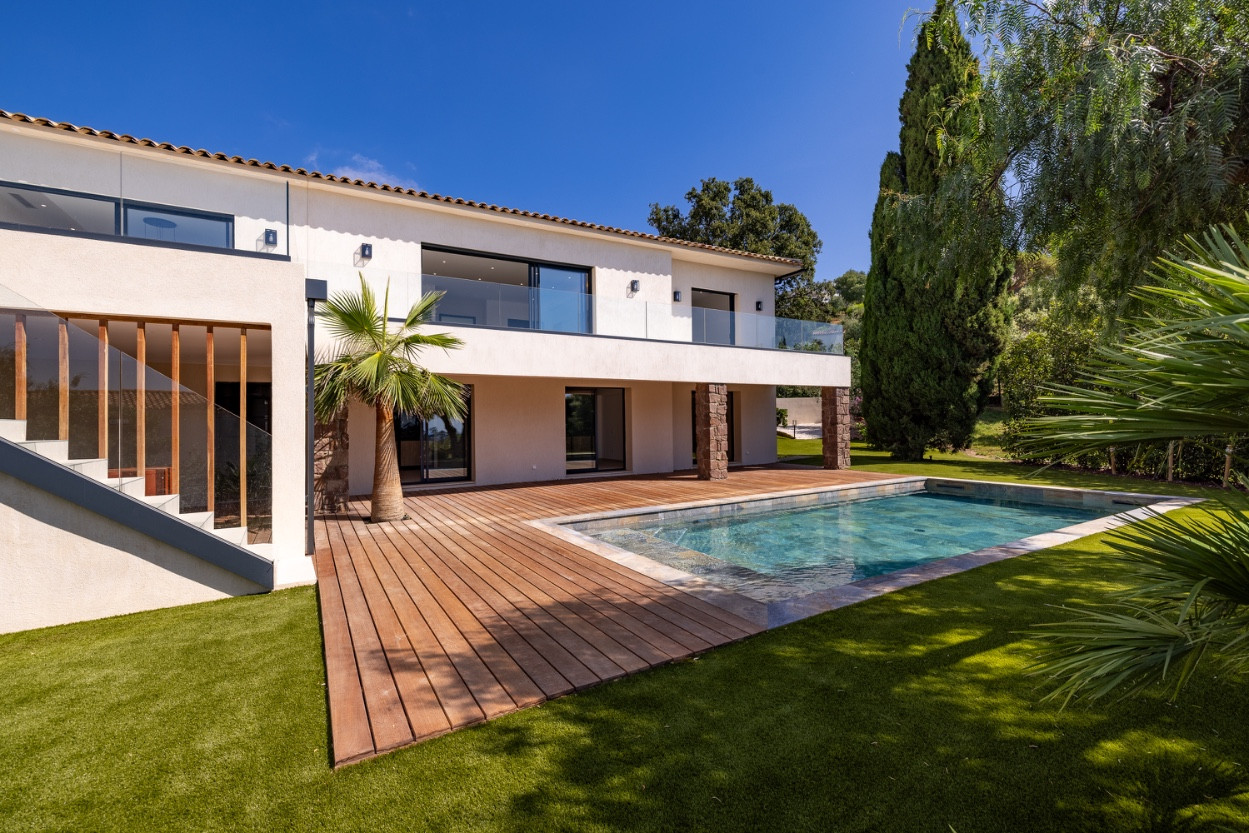 
                                                Vente
                                                 LES ISSAMBRES (VAR) - VILLA NEUVE AVEC VUE MER