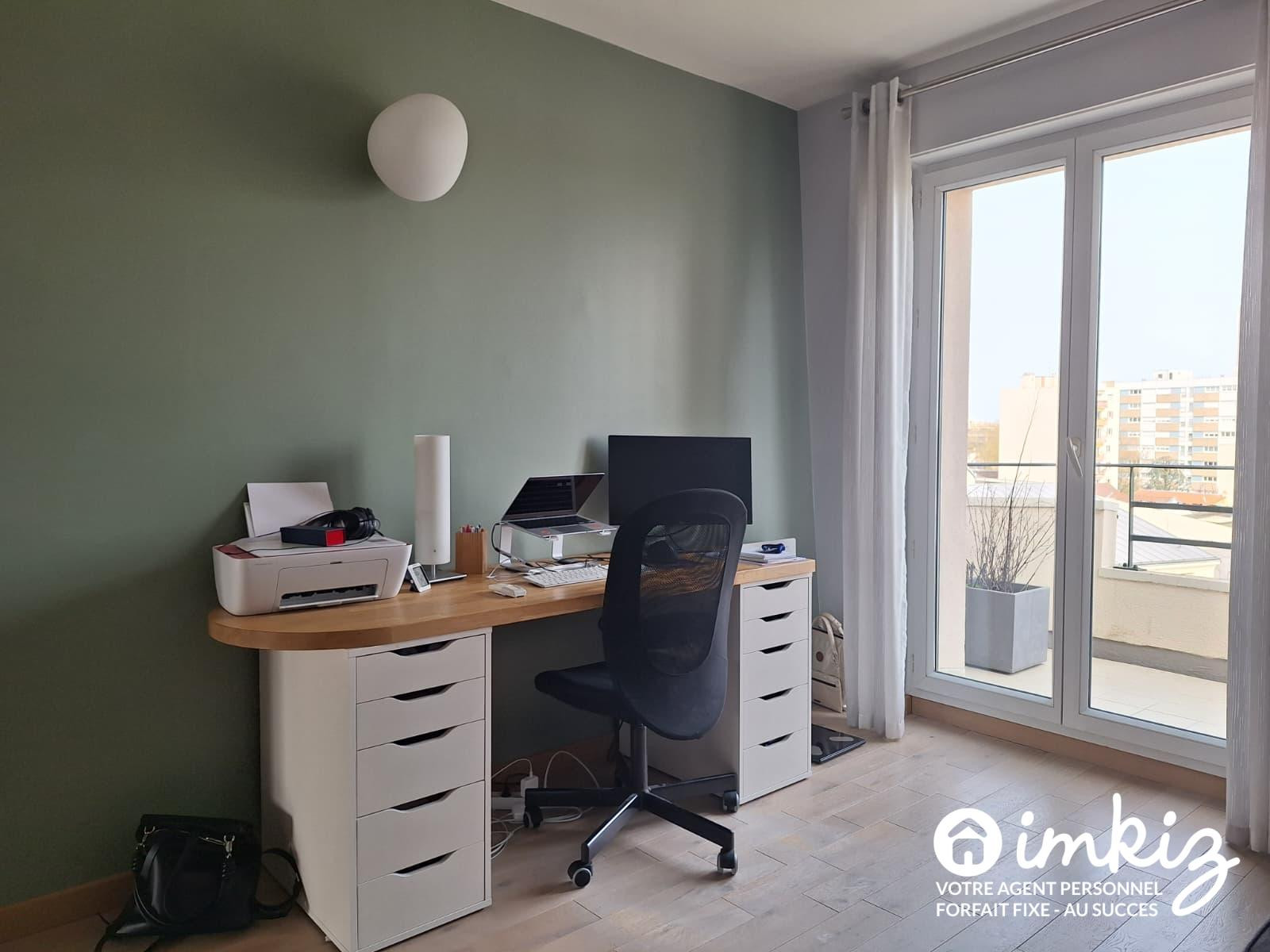 
                                                Vente
                                                 Les Lilas 4P de 136 m² dernier étage DPE C