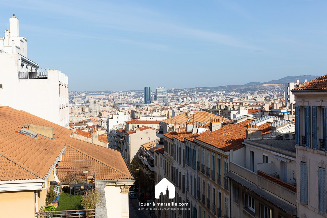 
                                                Location
                                                 Les toits de Tellene