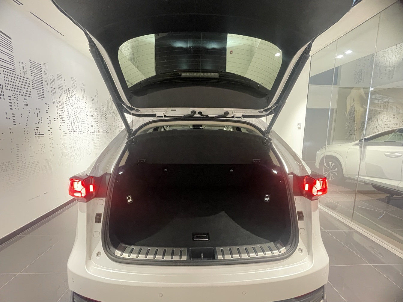 
                                                Voiture
                                                 LEXUS NX 300H HYBRIDE 2WD MC DESIGN APP MY21 SR