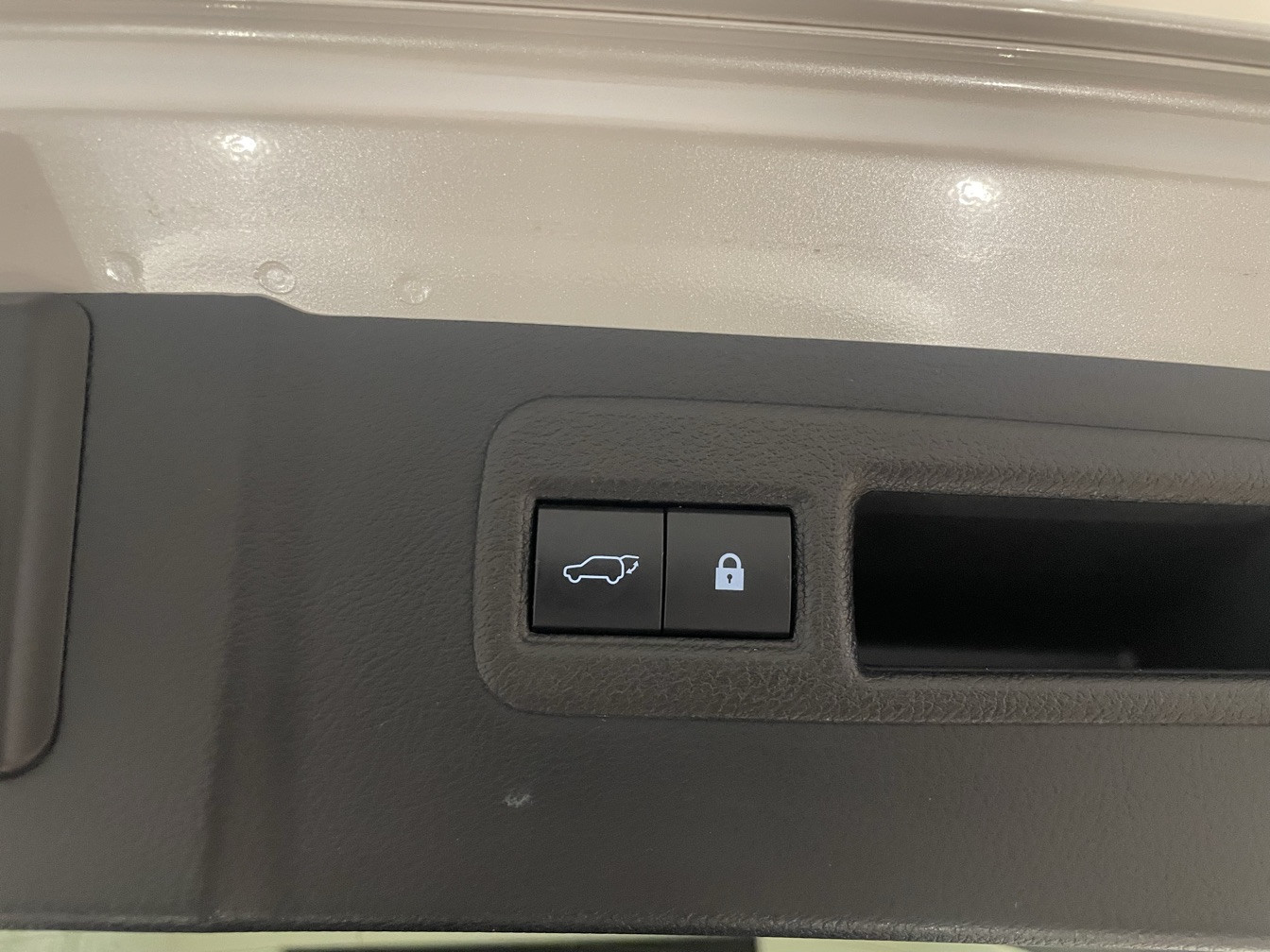
                                                Voiture
                                                 LEXUS NX 300H HYBRIDE 2WD MC DESIGN APP MY21 SR