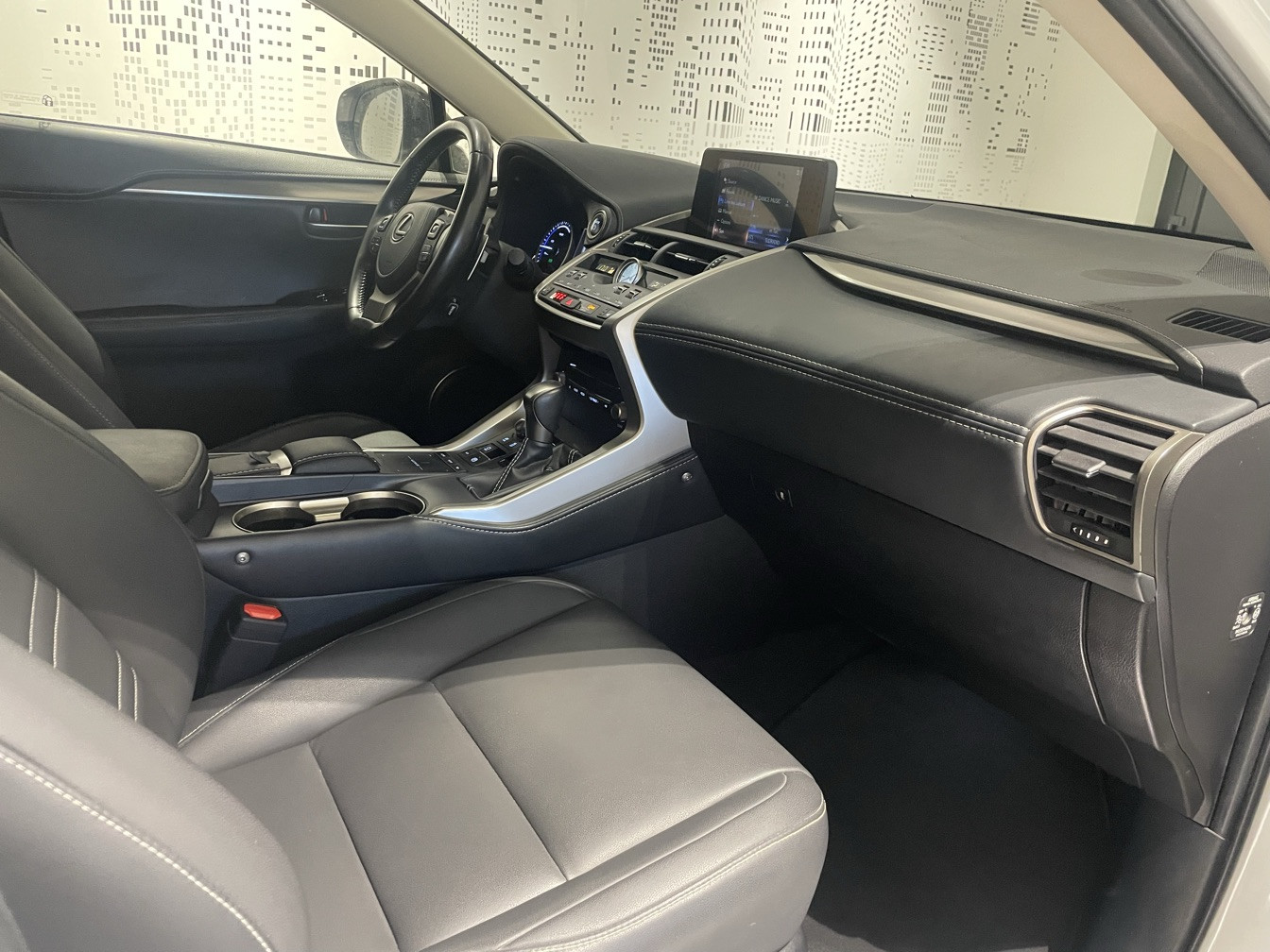 
                                                Voiture
                                                 LEXUS NX 300H HYBRIDE 2WD MC DESIGN APP MY21 SR