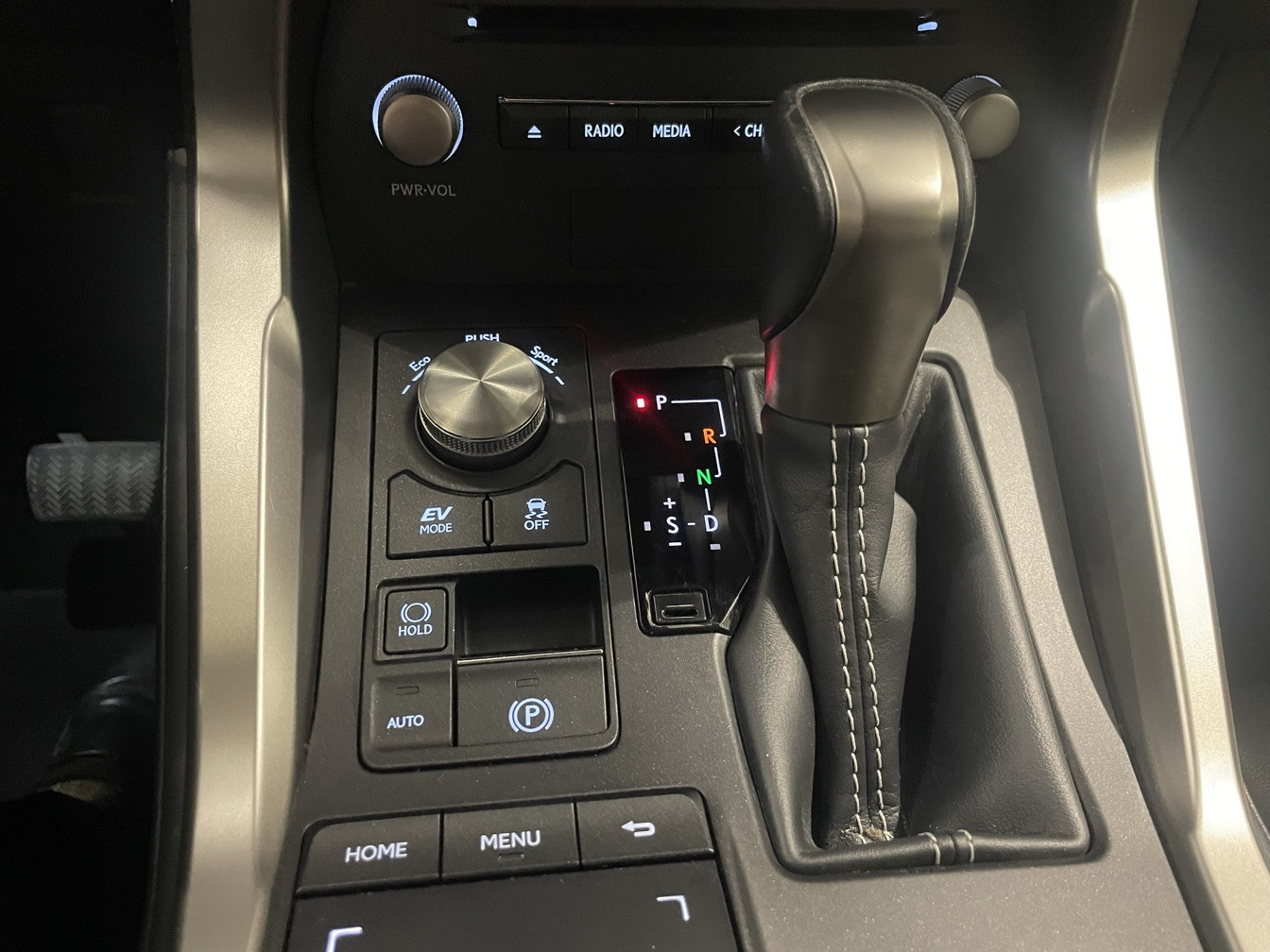 
                                                Voiture
                                                 LEXUS NX 300H HYBRIDE 2WD MC DESIGN APP MY21 SR