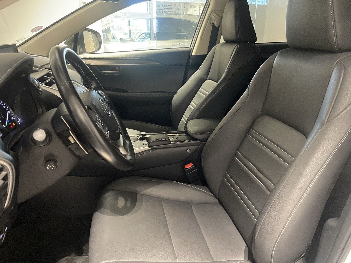 
                                                Voiture
                                                 LEXUS NX 300H HYBRIDE 2WD MC DESIGN APP MY21 SR