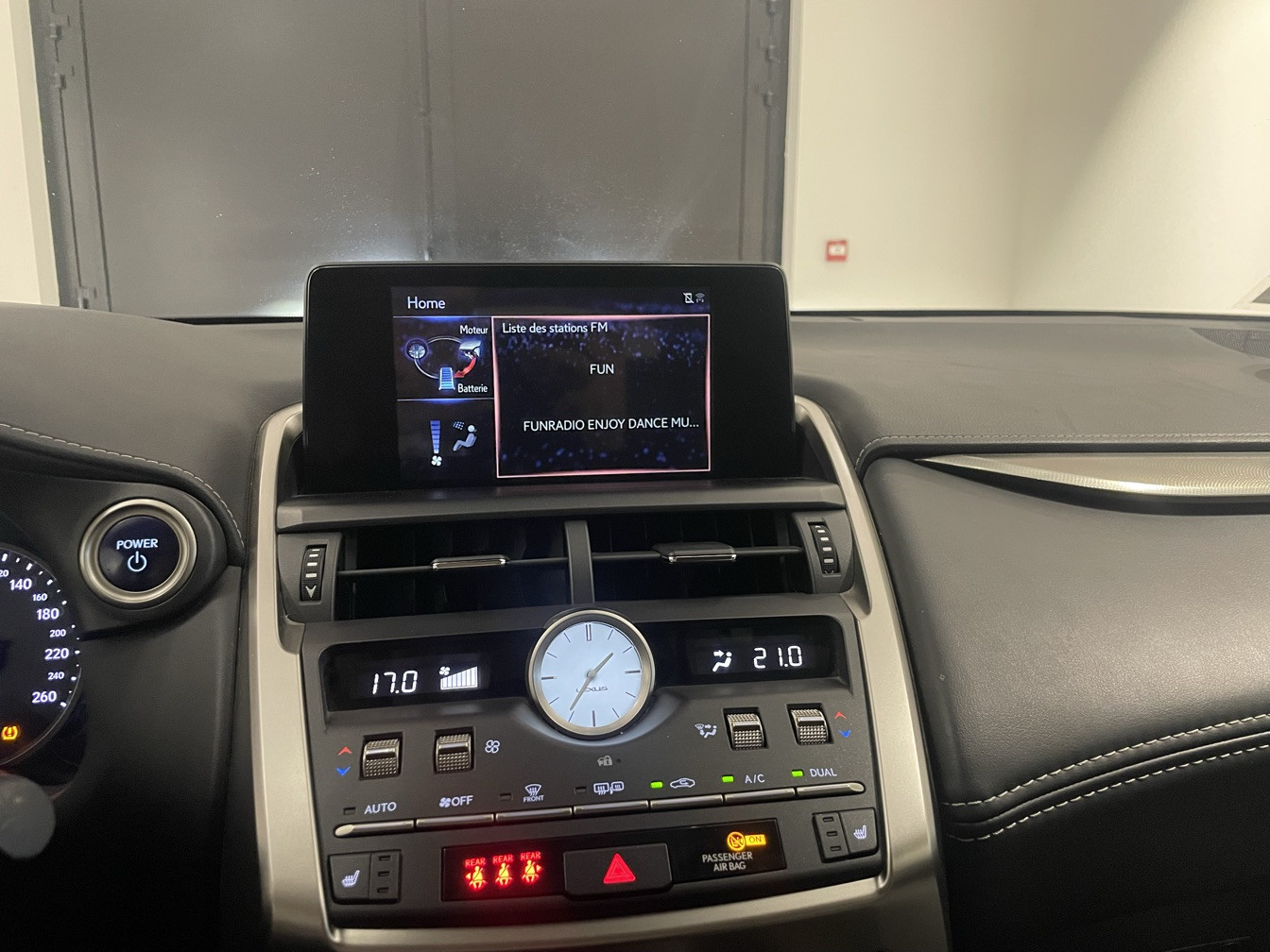 
                                                Voiture
                                                 LEXUS NX 300H HYBRIDE 2WD MC DESIGN APP MY21 SR