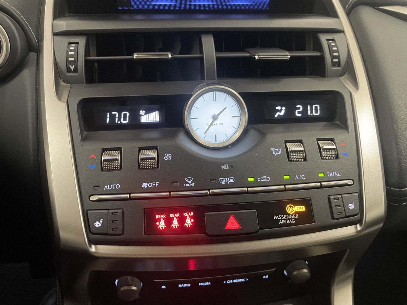 
                                                Voiture
                                                 LEXUS NX 300H HYBRIDE 2WD MC DESIGN APP MY21 SR