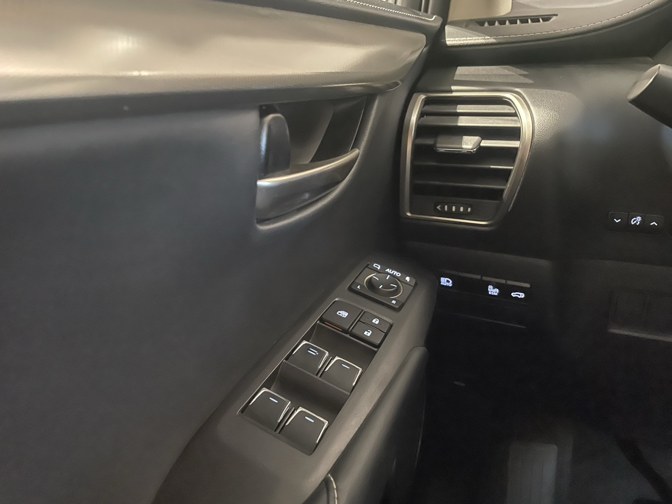 
                                                Voiture
                                                 LEXUS NX 300H HYBRIDE 2WD MC DESIGN APP MY21 SR