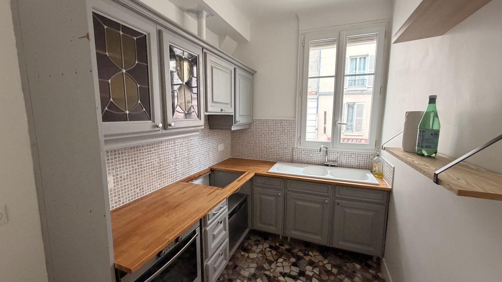 
                                                Location
                                                 Limite Neuilly, bel appartement de caractère