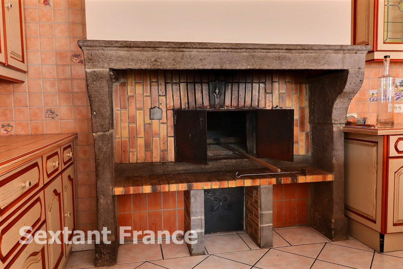 
                                                Vente
                                                 Limons, propriété avec 8Ha et un étang privé