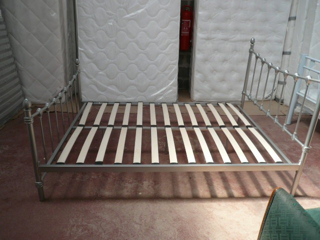 
                                                Meuble
                                                 Lit 2 personnes neuf