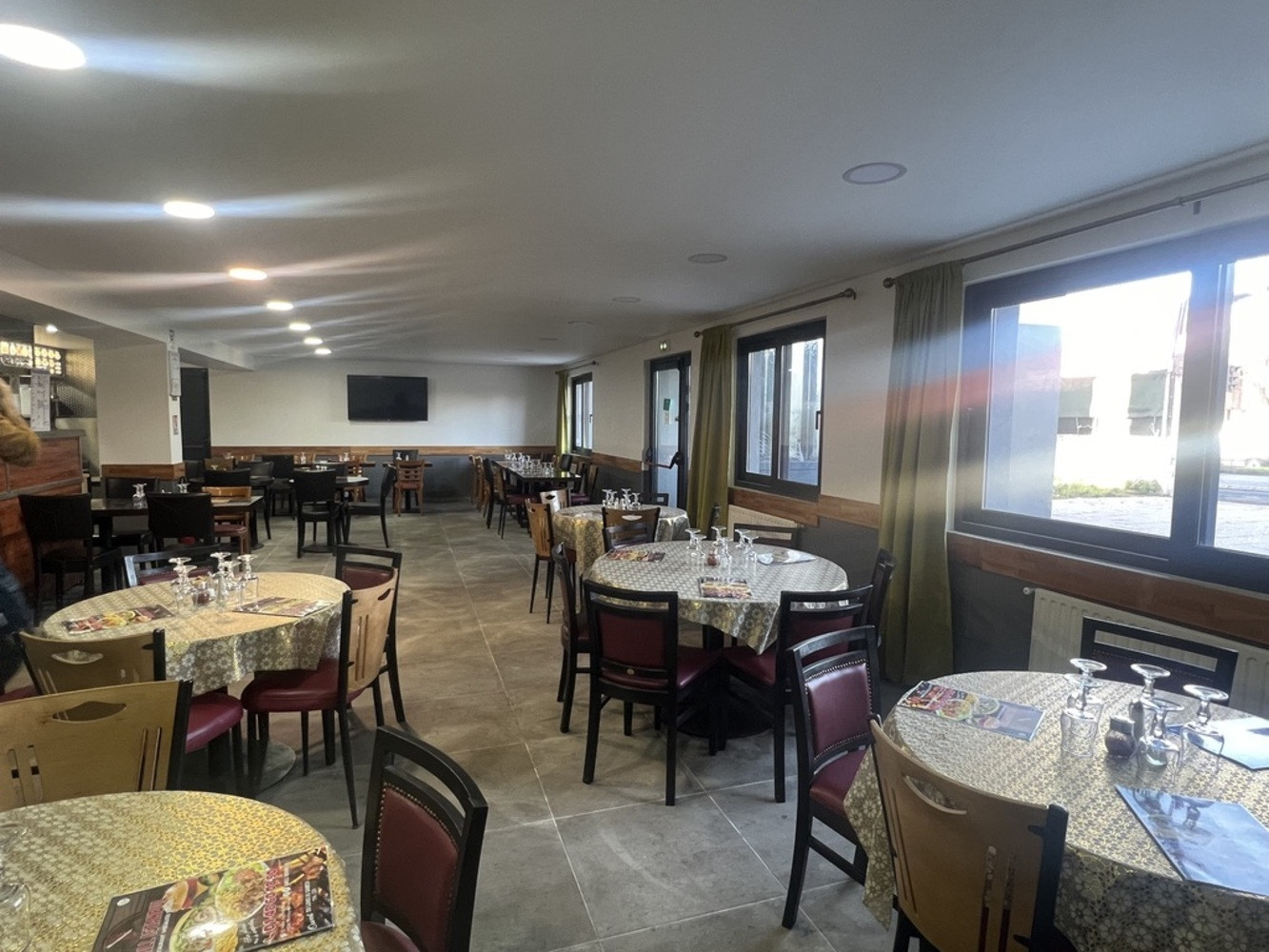 
                                                Vente
                                                 Local commercial 164 m² avec terrasse – Zone