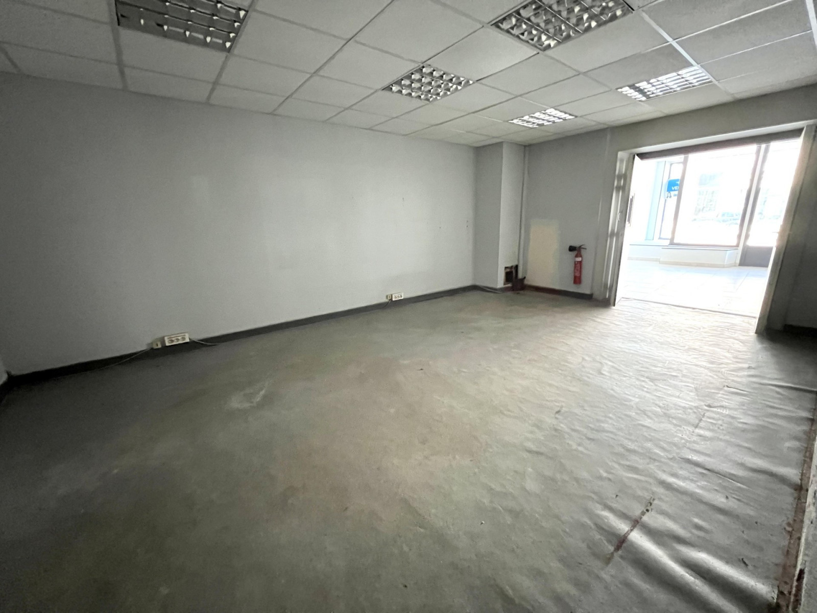 
                                                Location
                                                 Local commercial 369m2