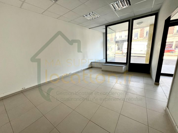 
                                                Location
                                                 Local commercial 369m2