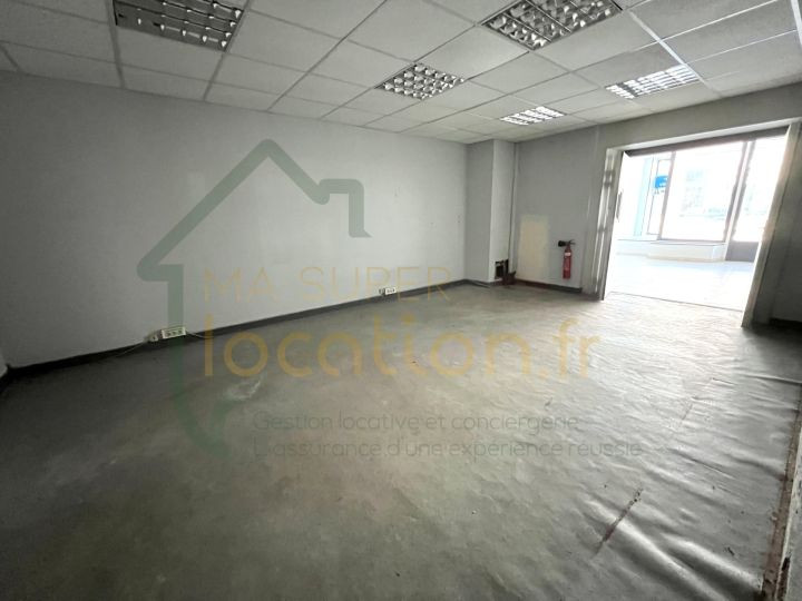 
                                                Location
                                                 Local commercial 369m2