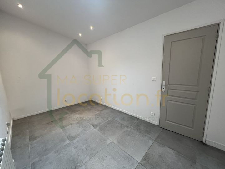 
                                                Location
                                                 Local commercial 54 m2