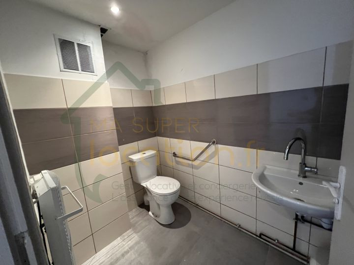 
                                                Location
                                                 Local commercial 54 m2