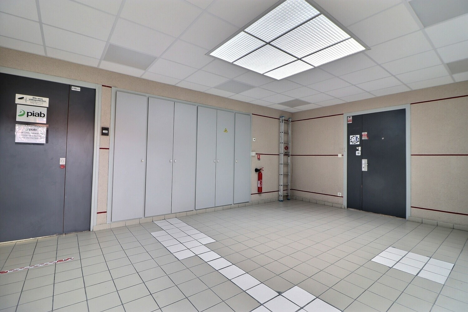 
                                                Vente
                                                 Local commercial - Atelier d'activité - 554m²