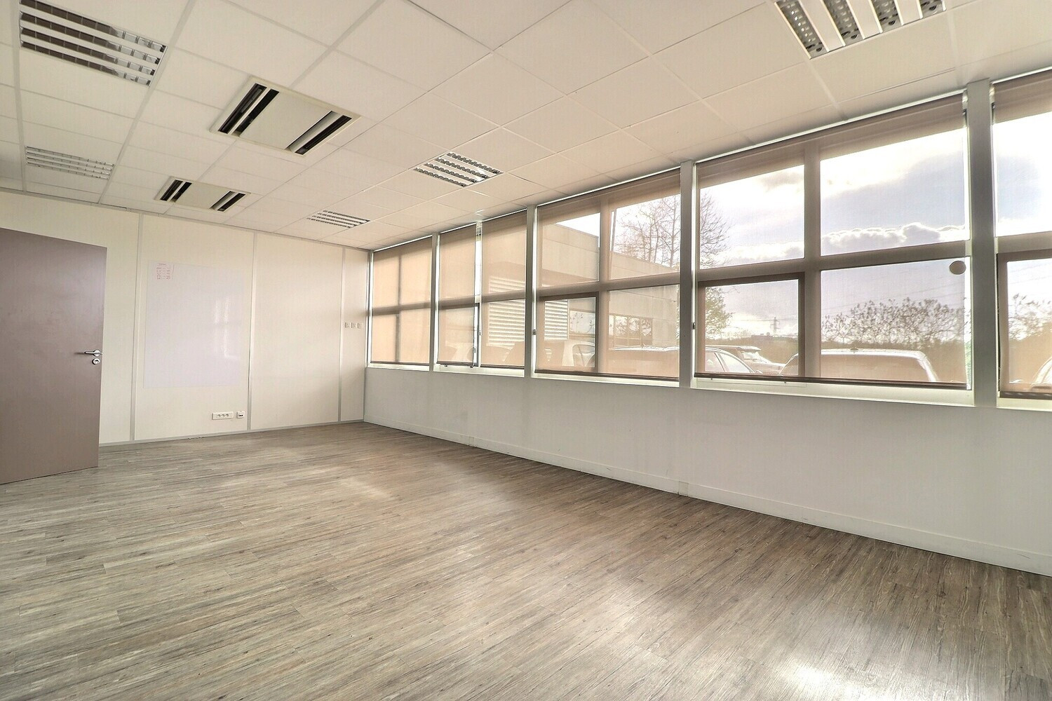 
                                                Location
                                                 Local commercial - Atelier d'activité - 554m²