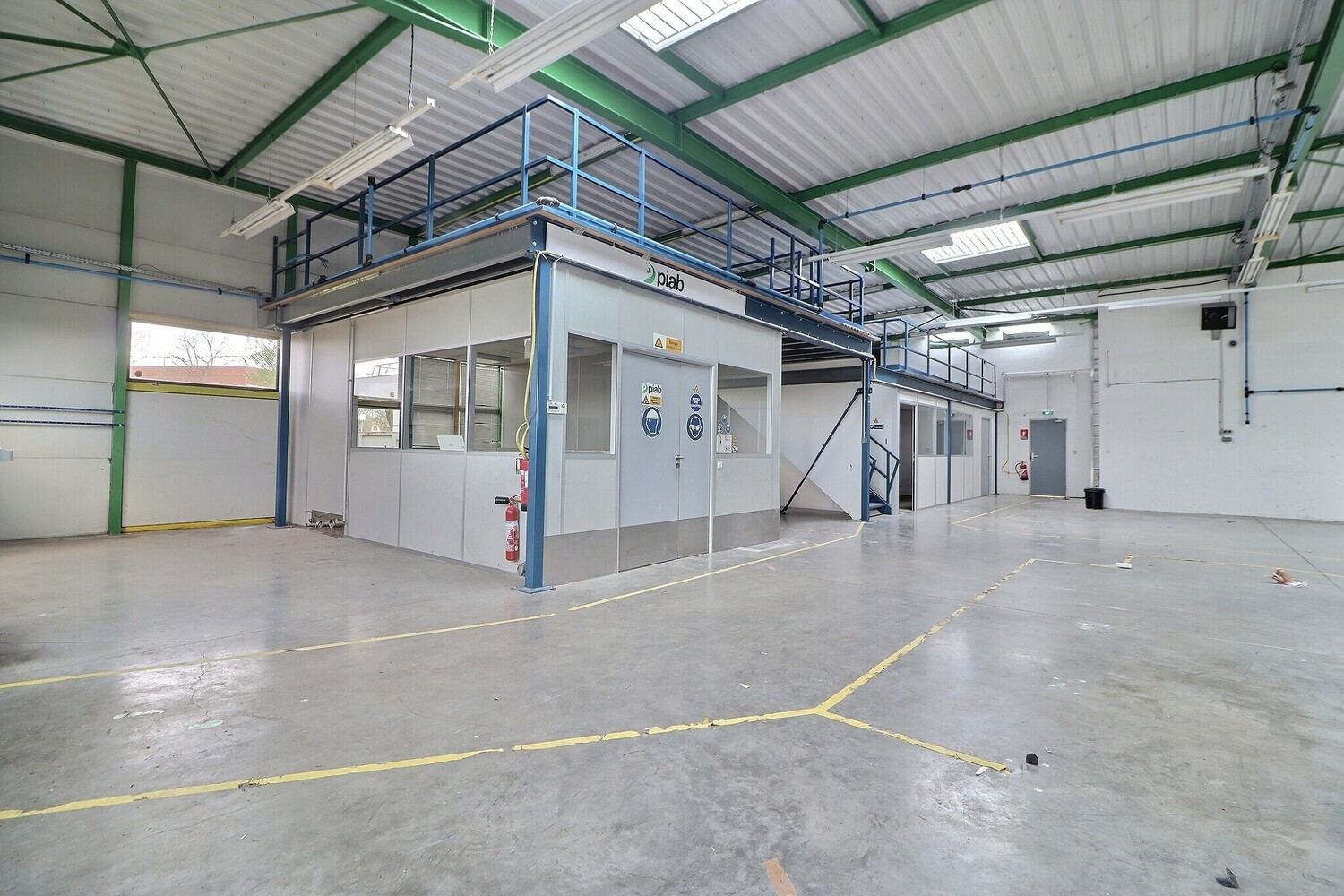 
                                                Location
                                                 Local commercial - Atelier d'activité - 554m²