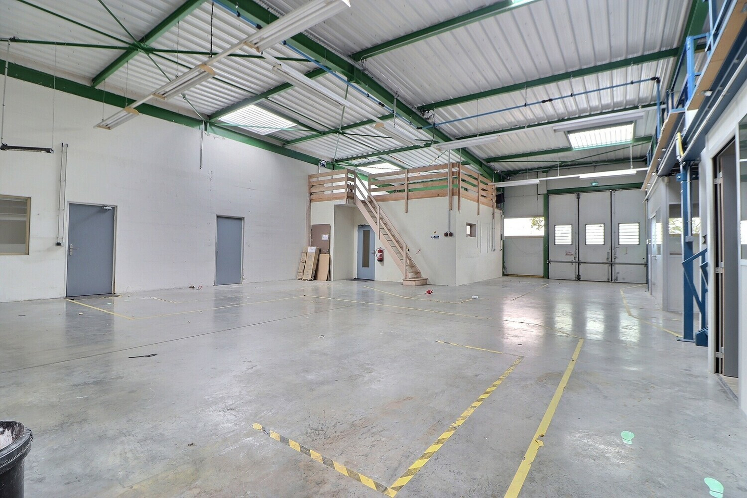 
                                                Location
                                                 Local commercial - Atelier d'activité - 554m²