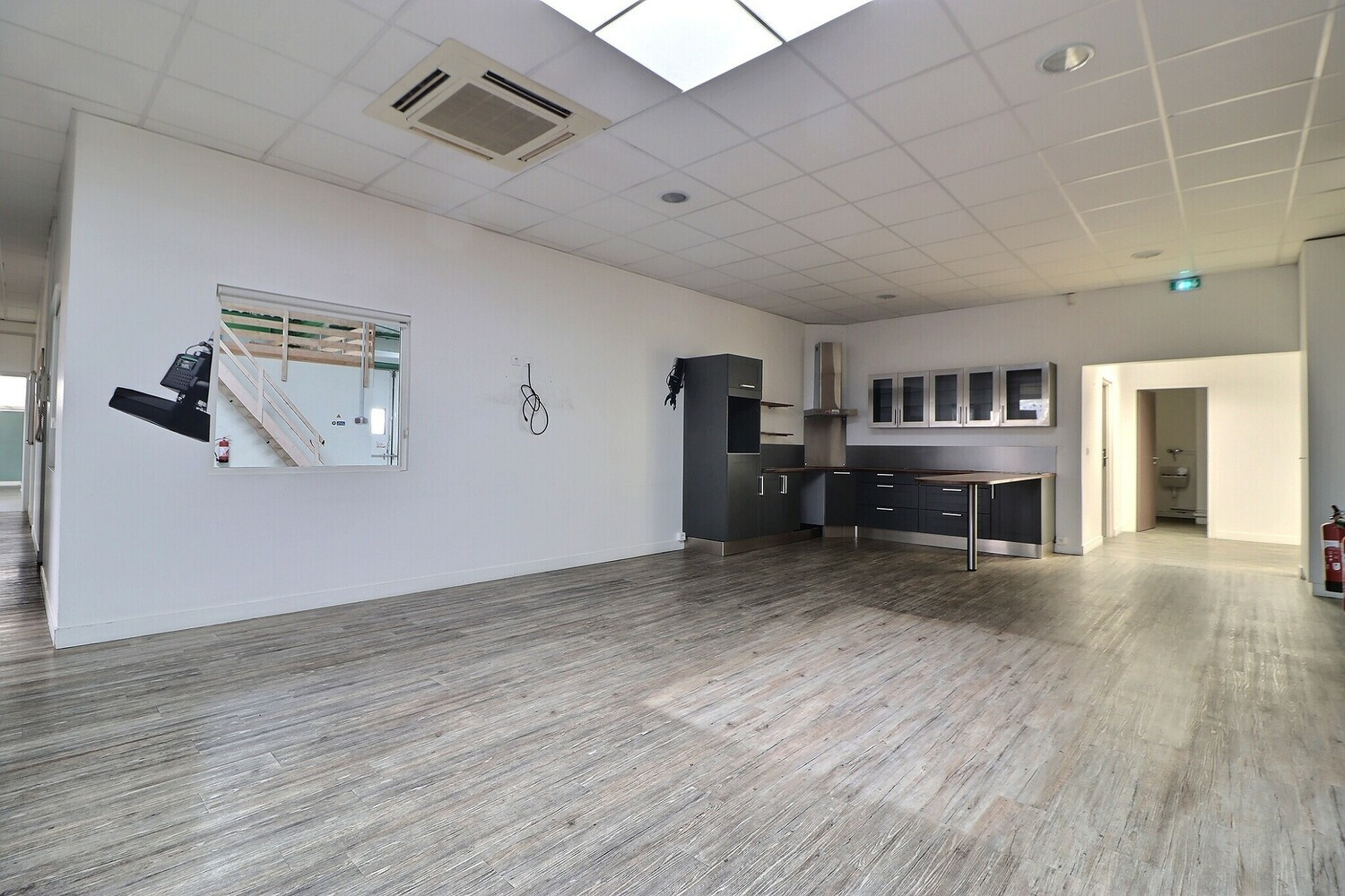 
                                                Location
                                                 Local commercial - Atelier d'activité - 554m²